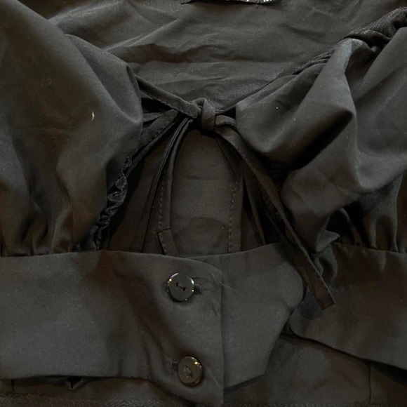 Boohoo black long sleeve crop top
Puff sleeve and buttons
Never worn - Picture 2 of 3